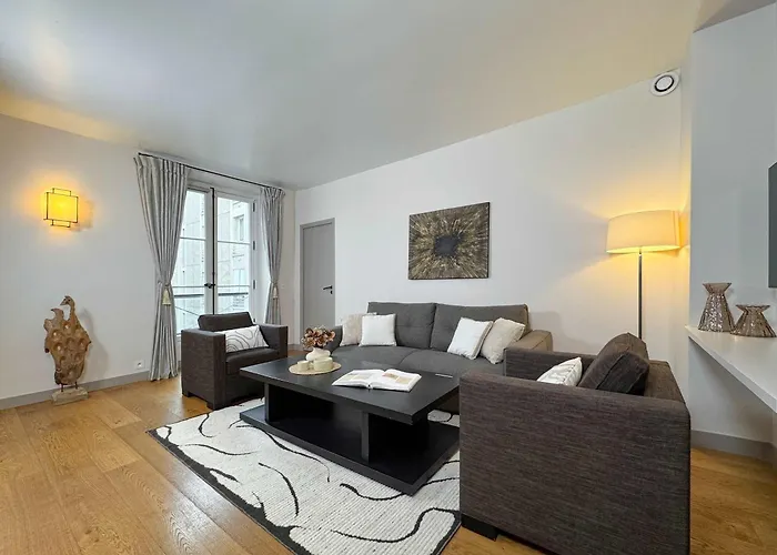 Luxembourg Garden Family Flat Delight