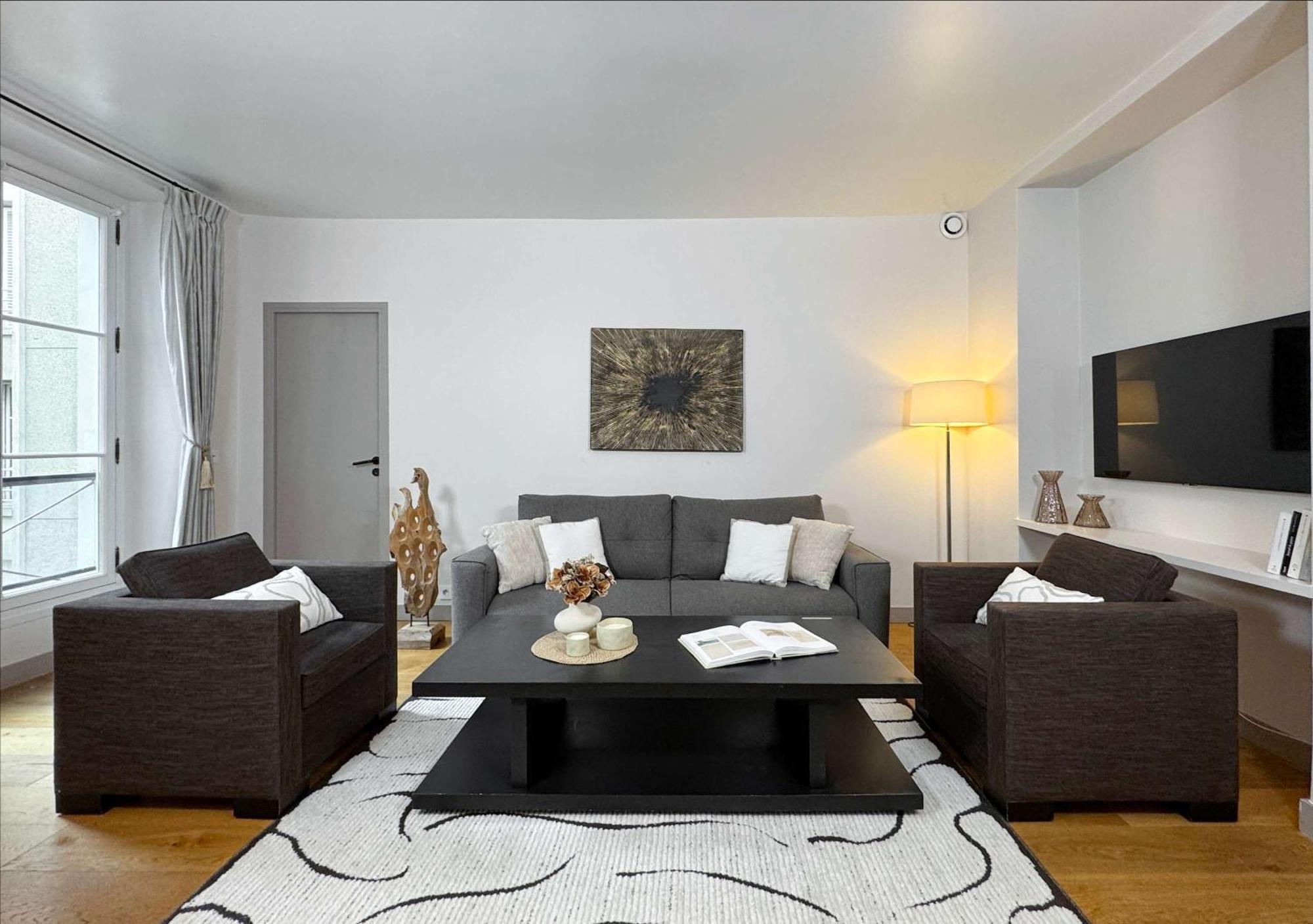Luxembourg Garden Family Flat Delight
